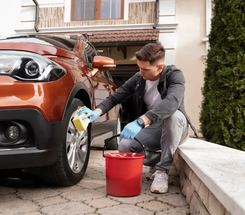 Lavage auto à domicile Olizy-sur-Chiers : professionnel intervenant sur un véhicule